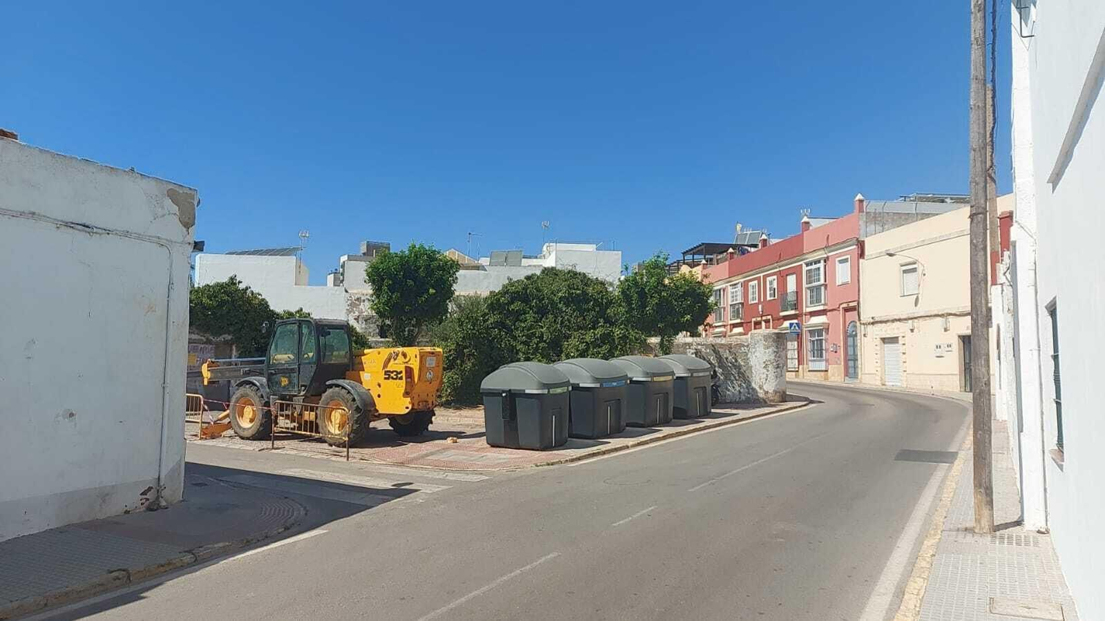 Una máquina en las inmediaciones de la curva de la calle Magallanes para iniciar las obras.