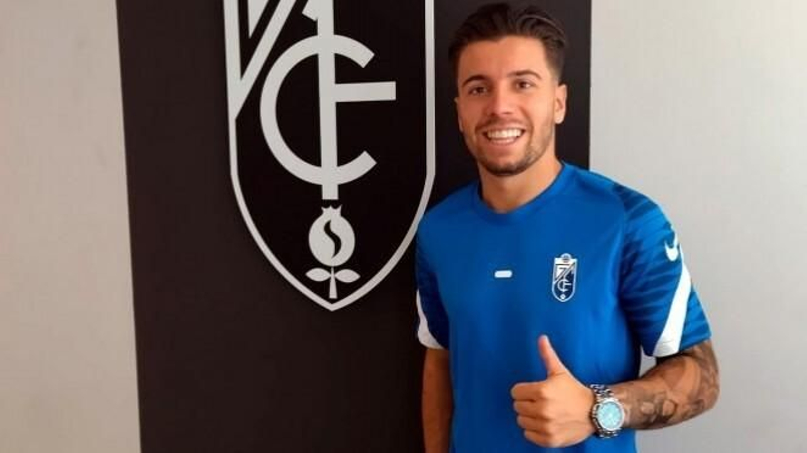 Martín Solar posa junto al escudo del Granada CF