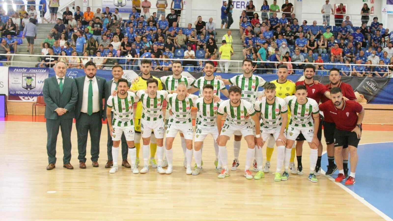 Formación de plantilla y cuerpo técnico del Córdoba Futsal en Valdepeñas.