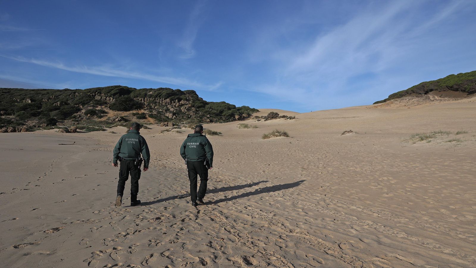 Agentes de la Guardia Civil inspeccionan la zona afectada en la provincia.