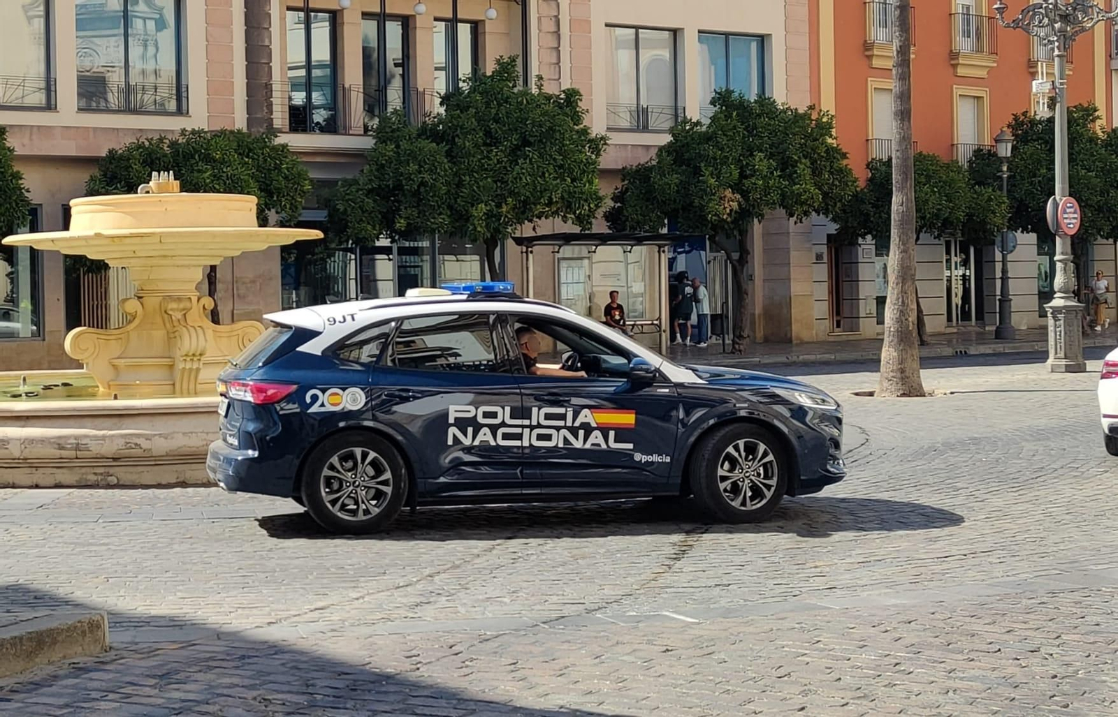 Un coche de Policía Nacional patrulla por el centro de Jerez.