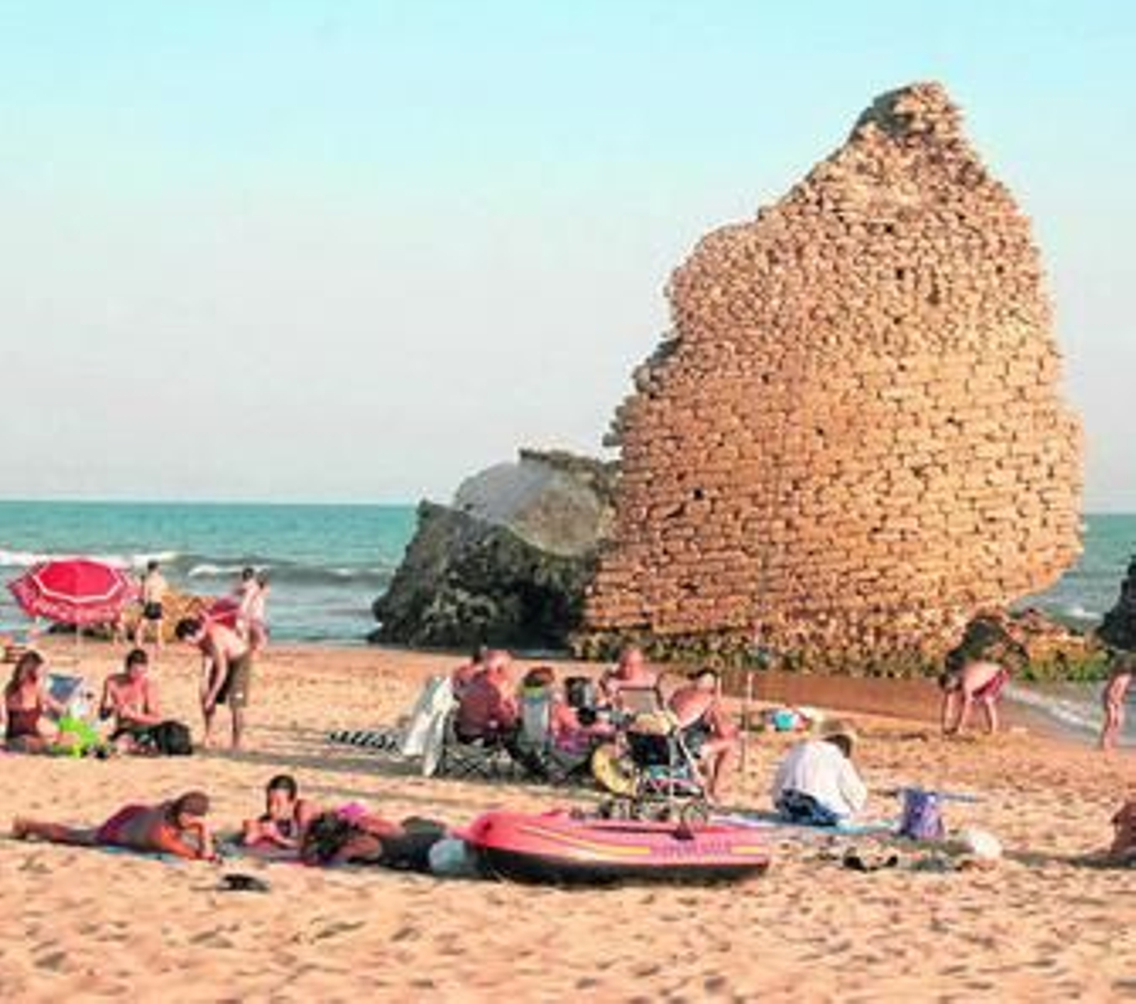 1. La Torre del Río del Oro, se encuentra en la misma orilla, hoy casi destruida se contempla en verano acompañada de los bañistas 2 y 3. Las almenaras han sufrido el ser engullidas por el mar, como la de Torre la Higuera, o permanecer alejada de la orilla rodeada de tierra como la de Punta Umbría, ambos casos propio de los efectos del movimiento del litoral. 4. La Torre Carbonera está en la costa de Doñana, con estilizada figura presenta buen estado de conservación. 5. En la Punta de Malandar está la de San Jacinto, vigilaba la entrada al Guadalquivir. 6. La de Canela servía de defensa de la plaza de Ayamonte.