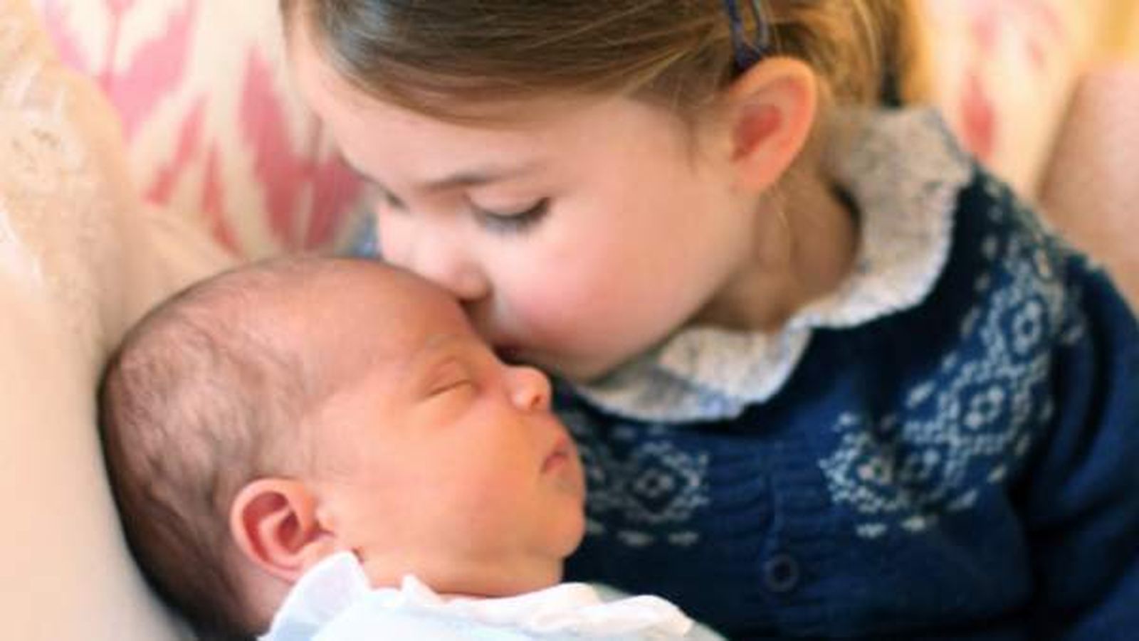 La princesa Carlota besa a su hermano pequeño Luis, reciénnacido