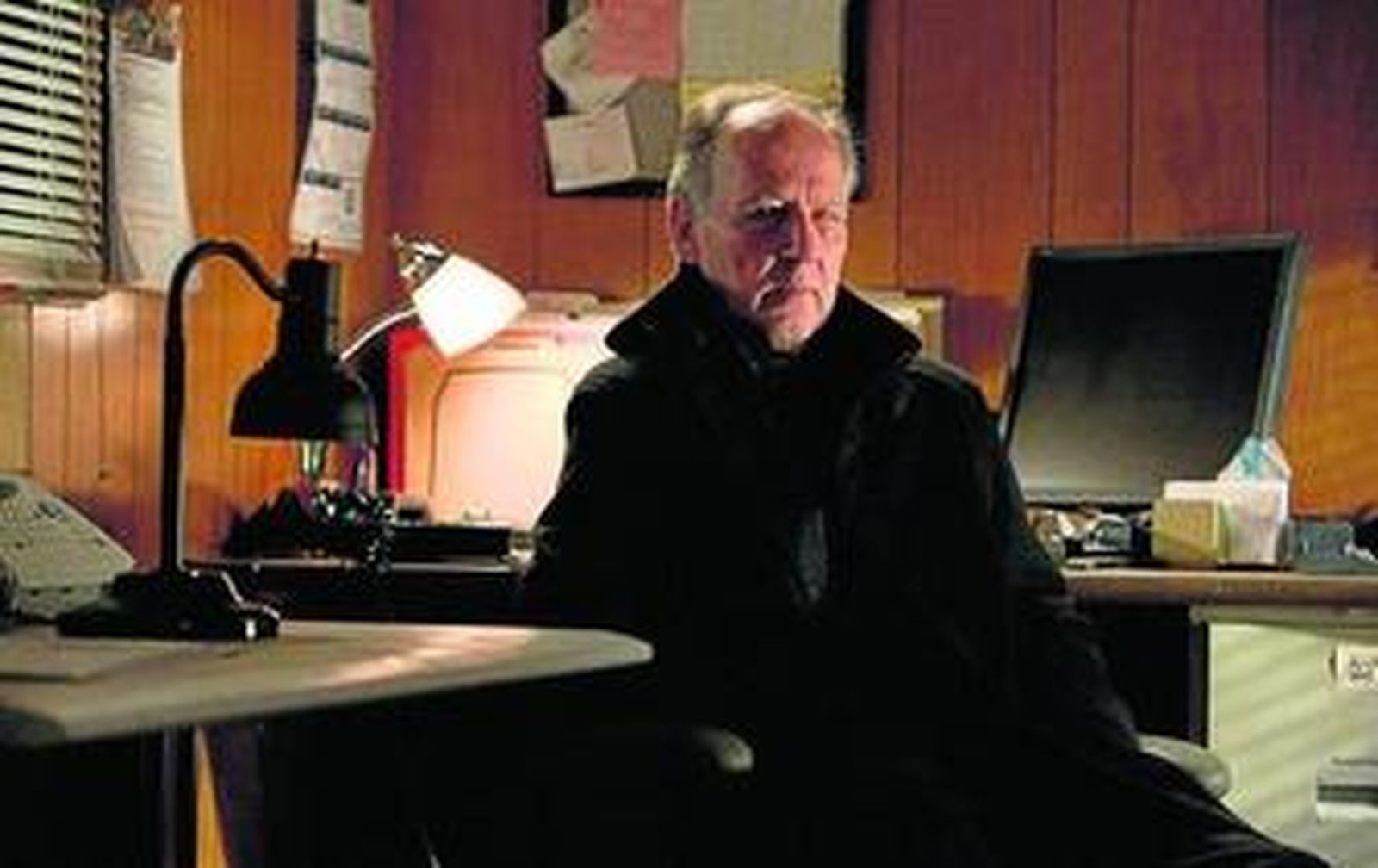 El director alemán Werner Herzog lo borda como malísimo sin ambages de la función.