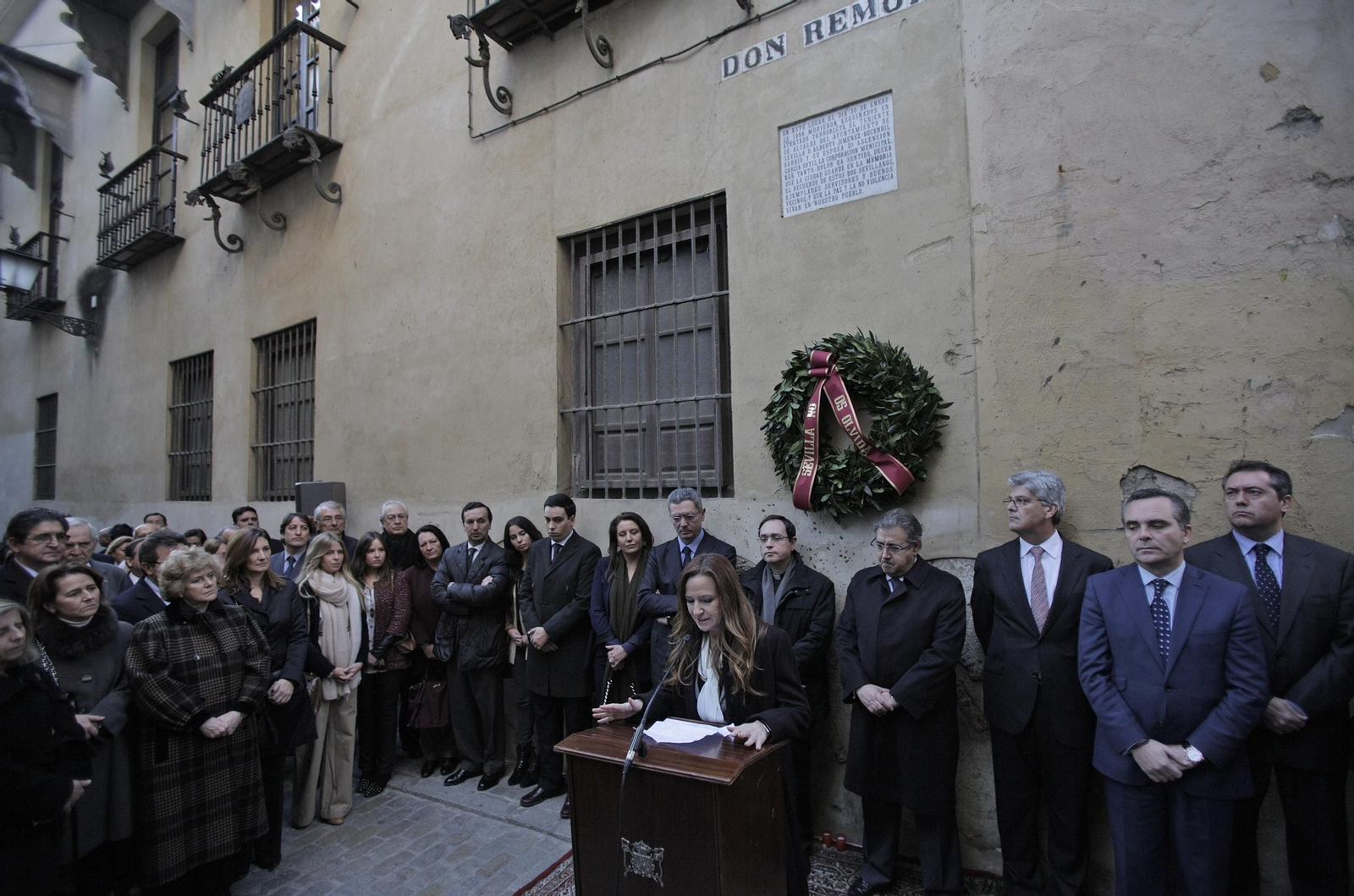 Teresa Jiménez-Becerril durante un homenaje a su hermano y su cuñada en el lugar de su asesinato en 1998.