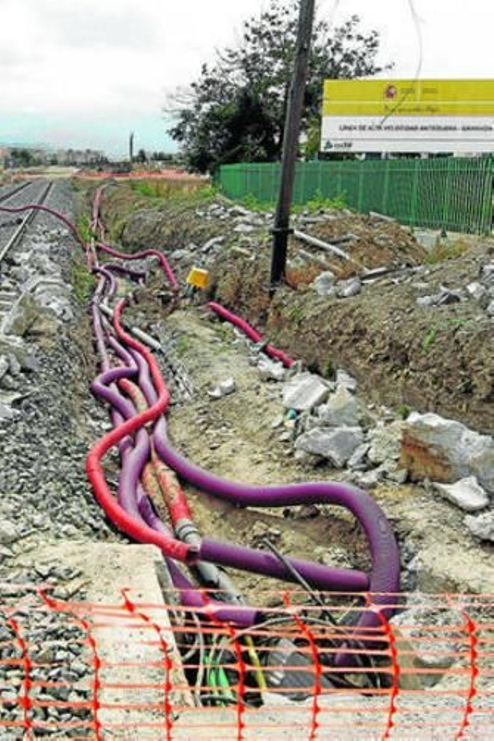 Un informe de Adif retrasa la llegada del AVE a febrero de 2016.