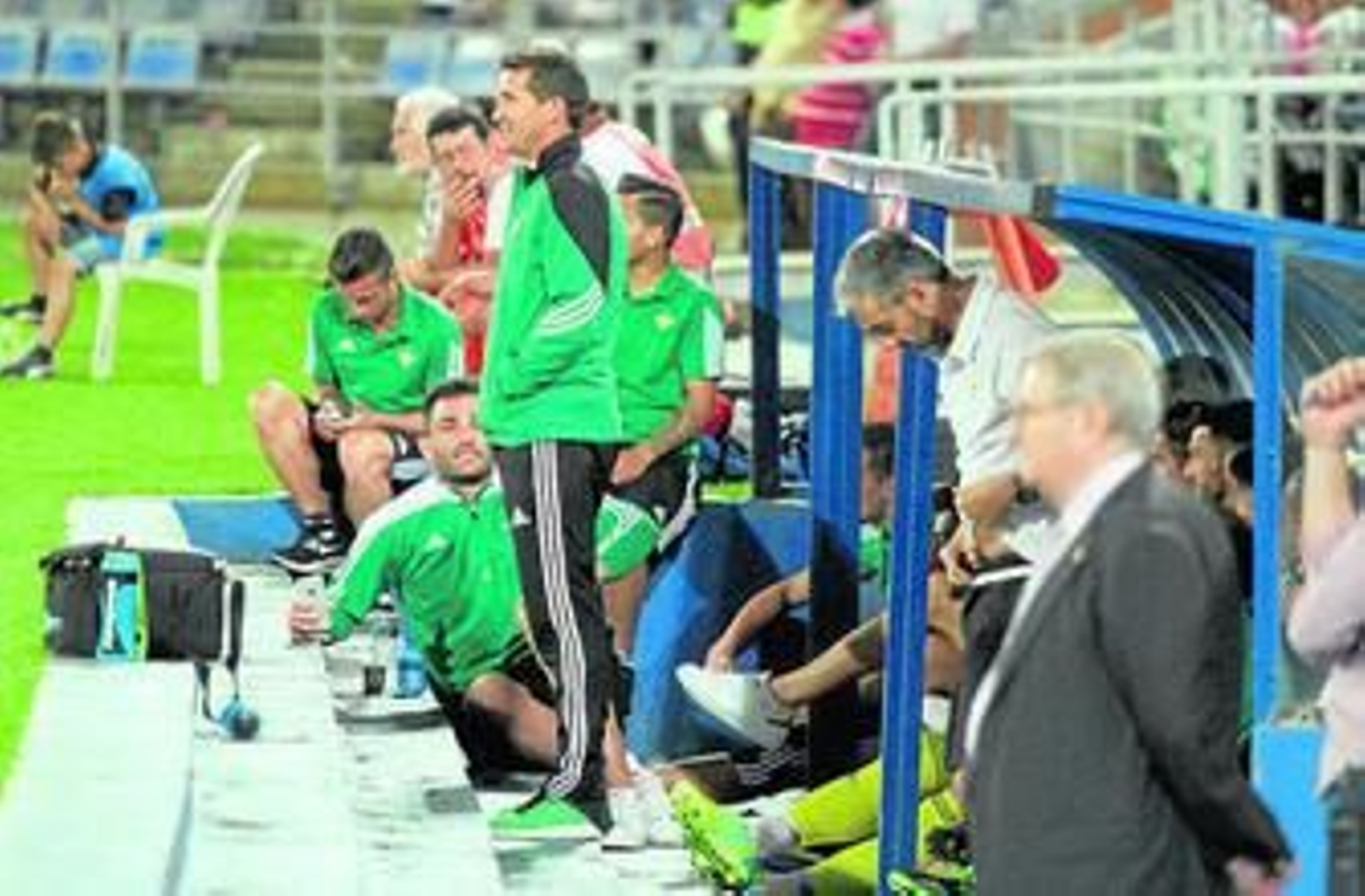 Adán bromea con Juan Merino, el sábado en el Nuevo Colombino onubense.