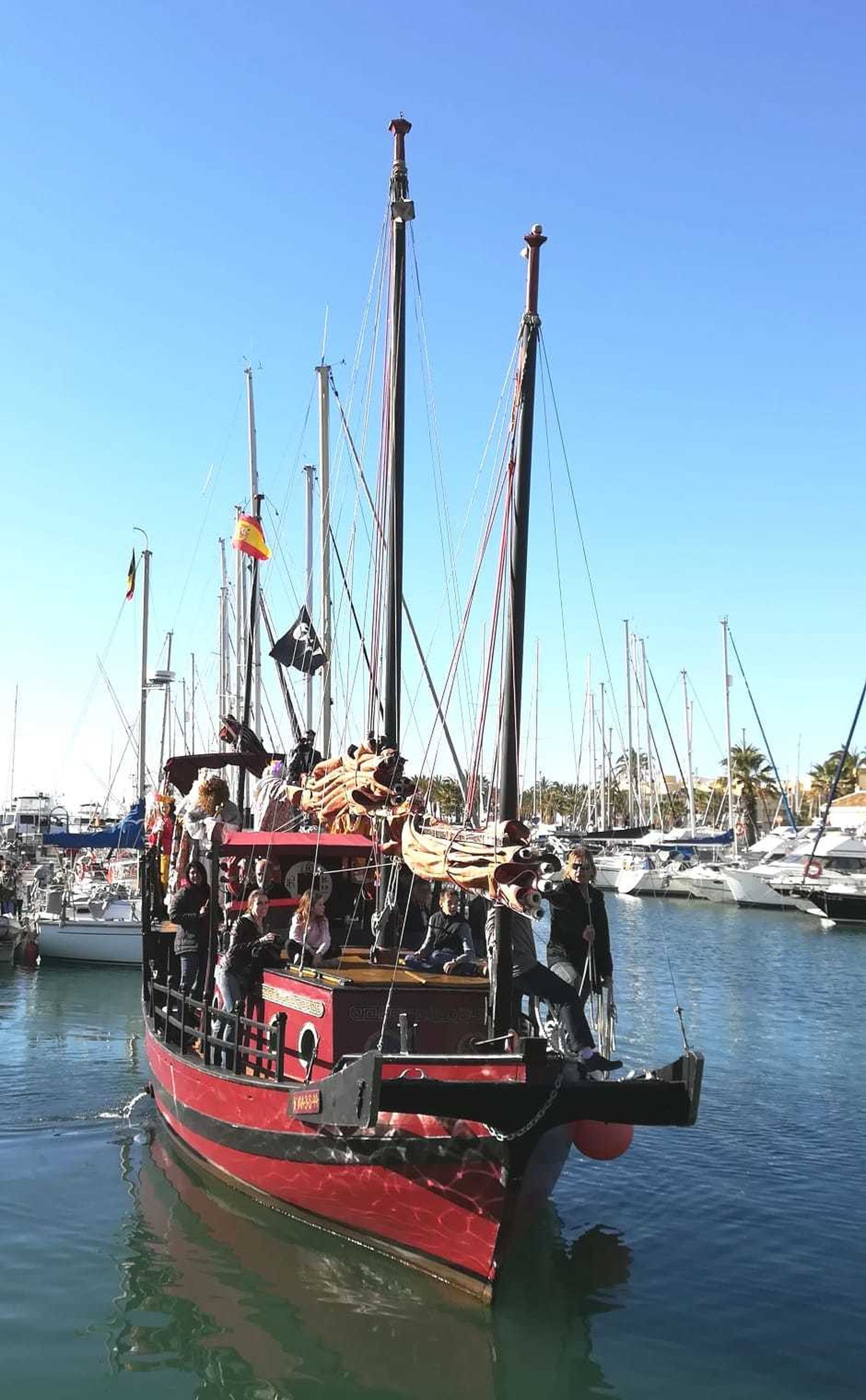 Sus Majestades llegan a Benalmádena en barco.