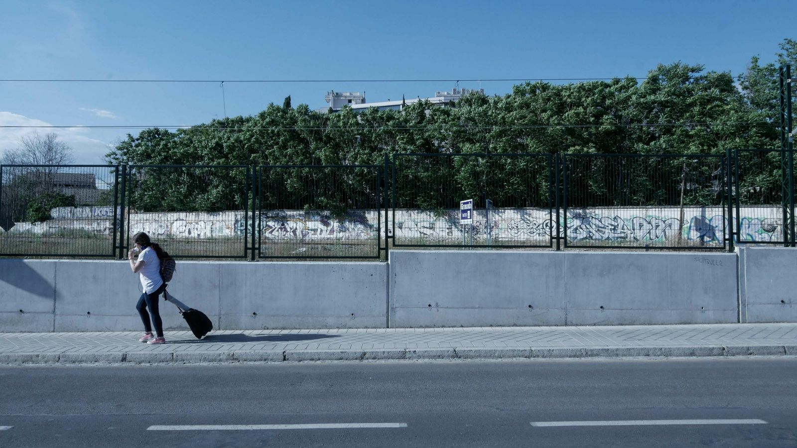 El muro de las vías del tren en el barrio de La Rosaleda