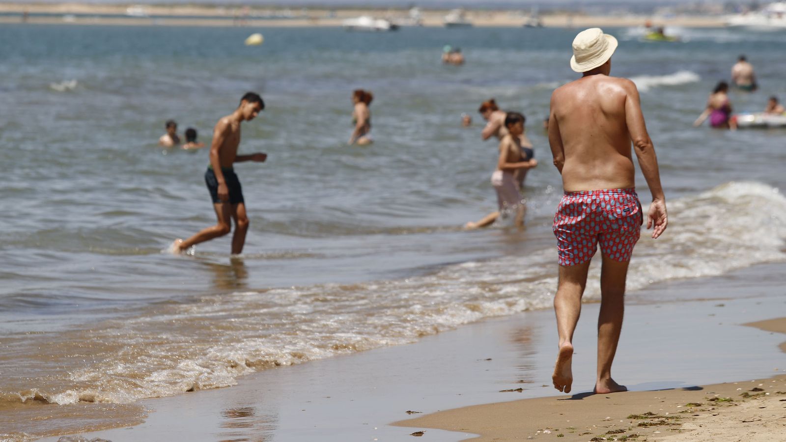 Un hombre se protege del sol con un sombrero.