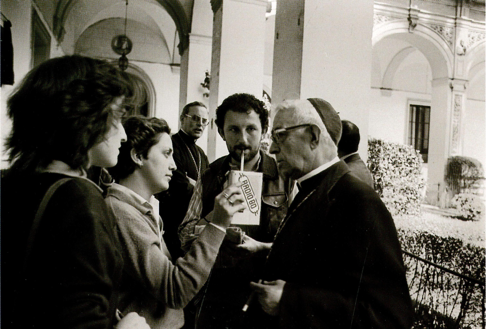 El autor de la crónica, con otras dos compañeras, entrevistando a Tarancón en 1983. Detrás, Carlos Amigo Vallejo.