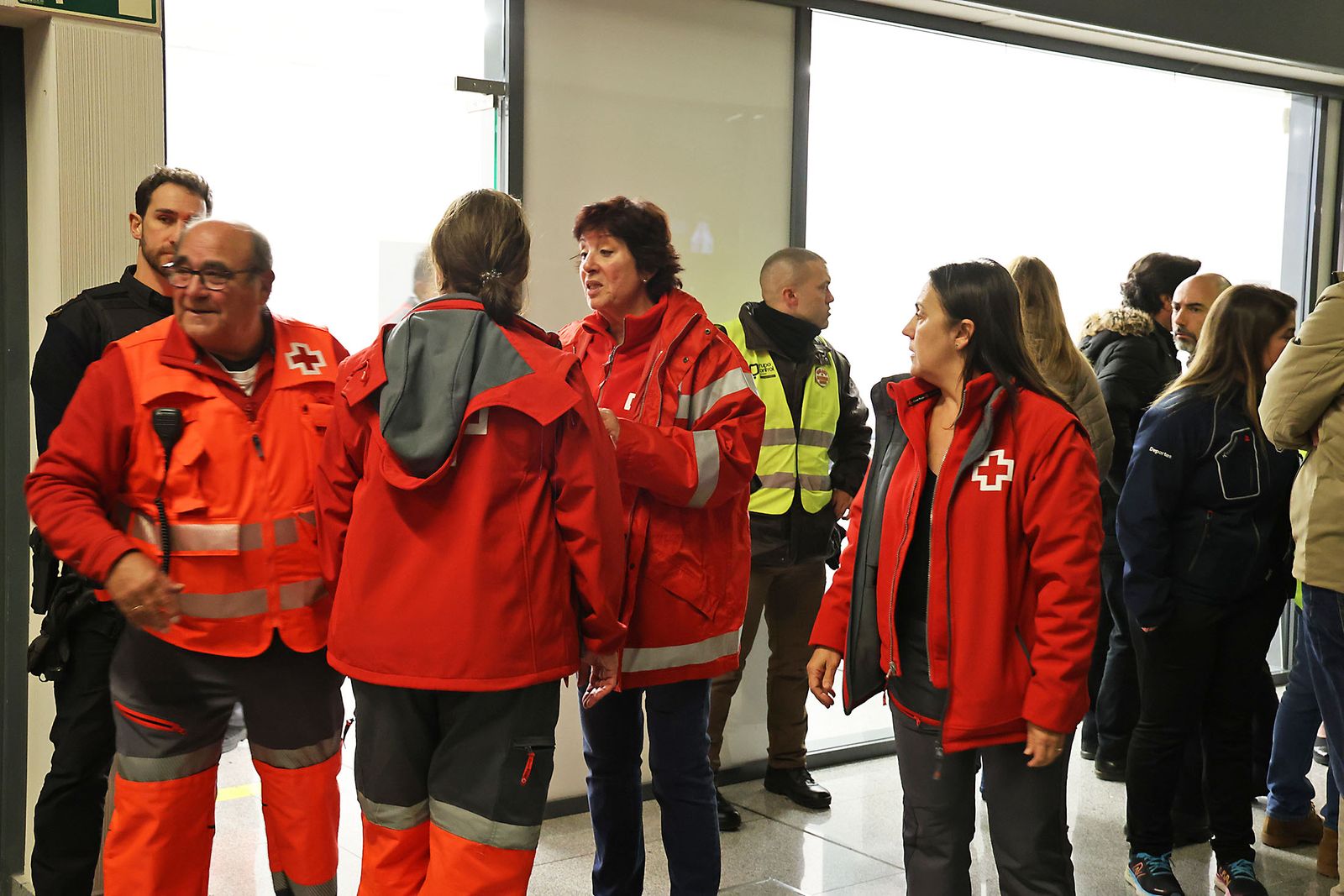 Las Fotografías del dispositivo de urgencia en la estación de Huelva para los afectados por el tren accidentado