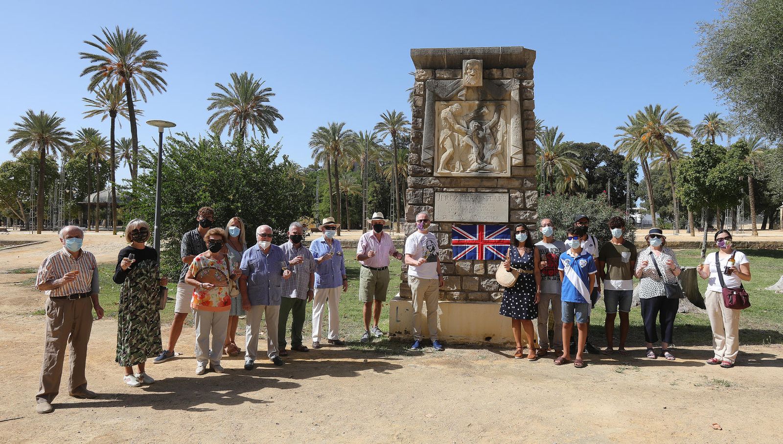 Participantes en el acto brindan junto al monumento a Shakespeare en el parque González Hontoria.