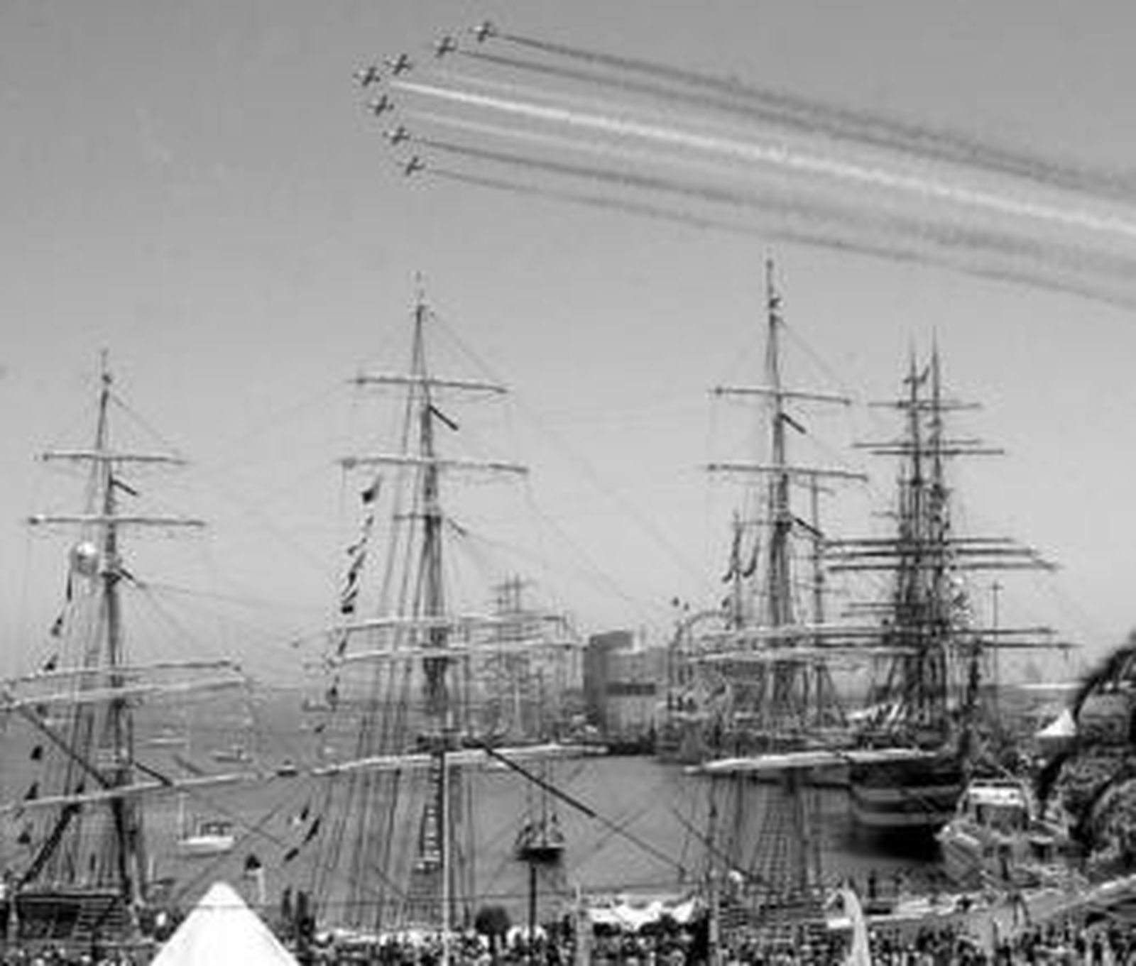 La Patrulla Águila sobrevuela el muelle durante la pasada Regata.