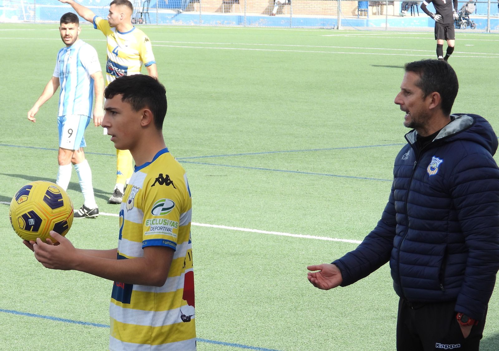 Puma, técnico del Coria, atento a un saque de banda de su equipo.