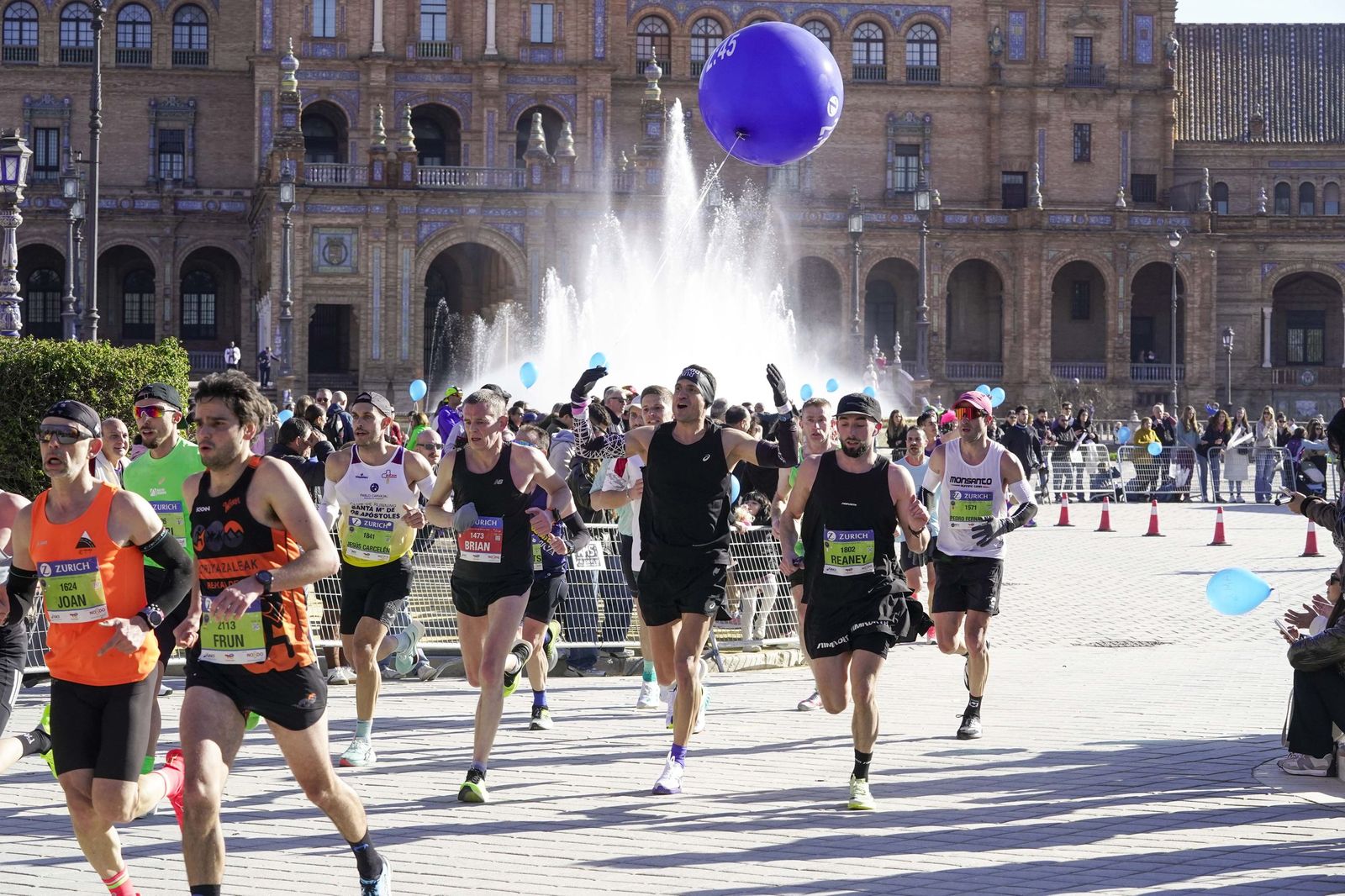 El Zúrich Maraton de Sevilla 2026 en la Plaza de España, galería 1