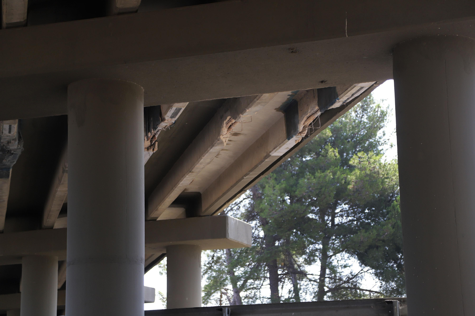 Los daños provocados en las vigas del paso elevado sobre la autopista.