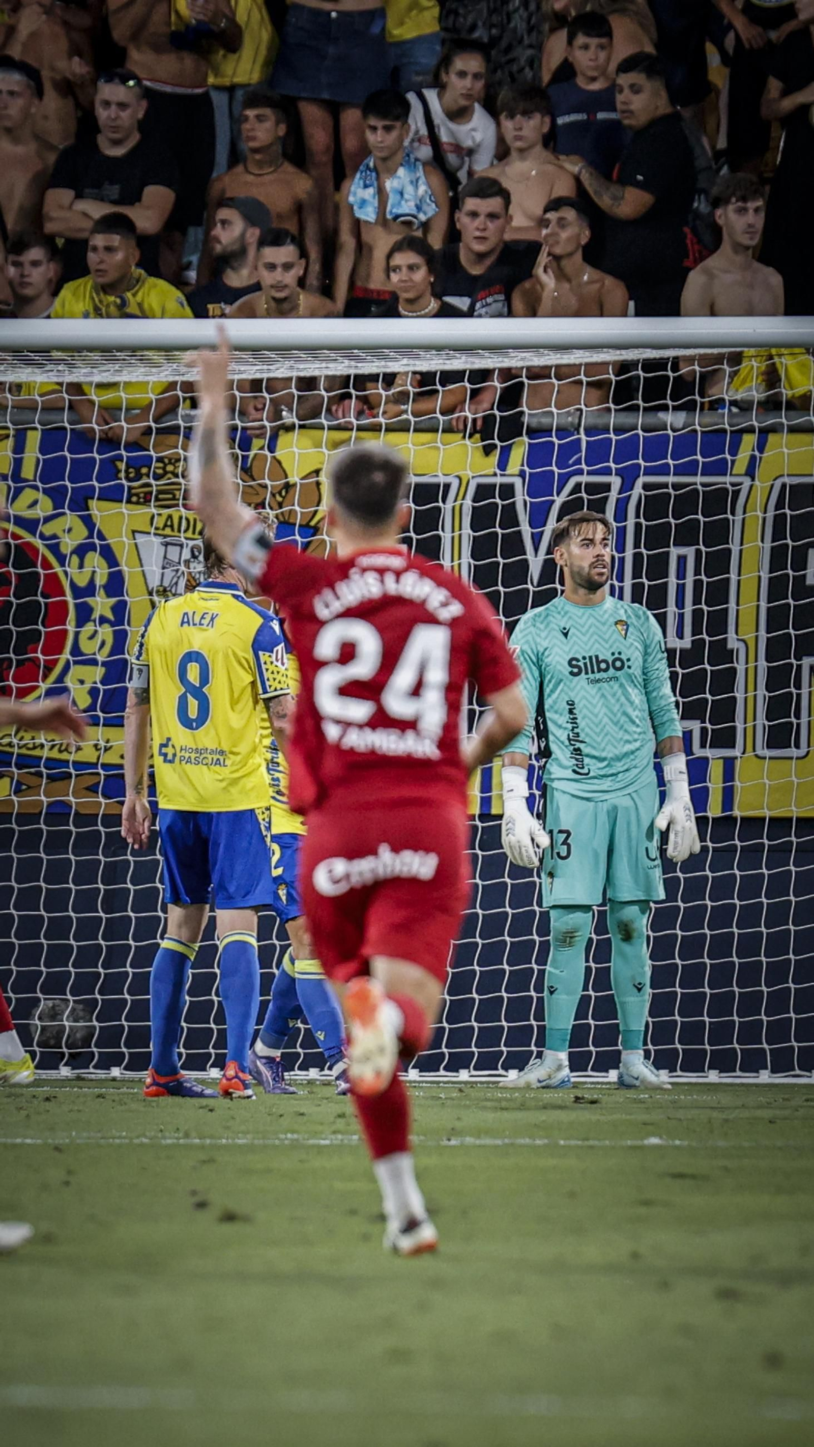 Búscate entre las fotos del partido de fútbol entre Cádiz CF y Real Zaragoza