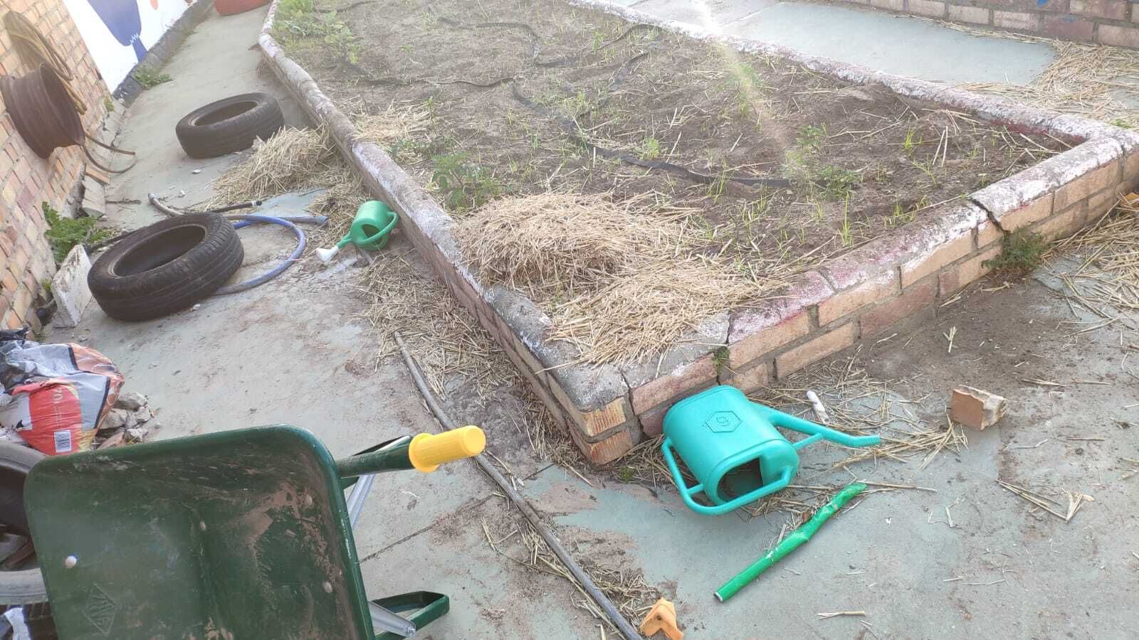 Algunos de los desperfectos causados en el huerto del CEIP La Inmaculada.