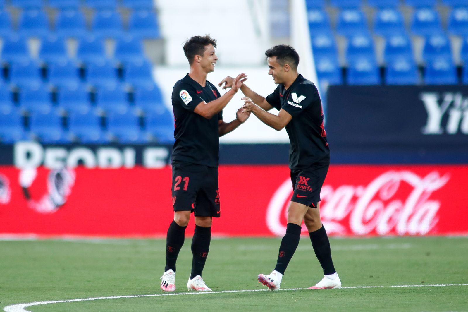 Reguilón felicita a Óliver Torres por uno de sus goles en Leganés.