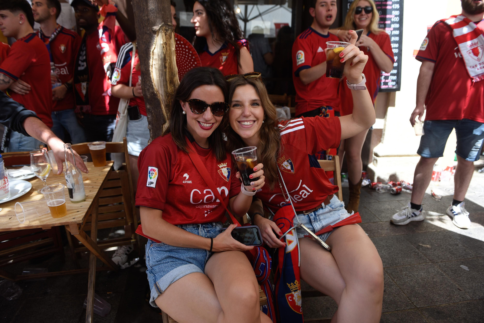 Búscate en la galería gráfica de las aficiones de Osasuna y Real Madrid en Sevilla