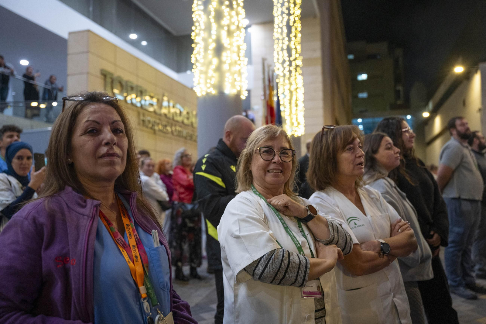 El encendido del alumbrado navideño del Hospital Universitario Torrecárdenas, en imágenes