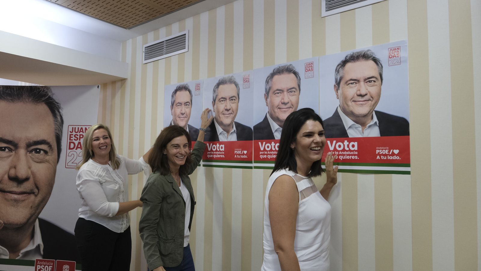 Imágenes del inicio de campaña electoral andaluza con la pegada de carteles.