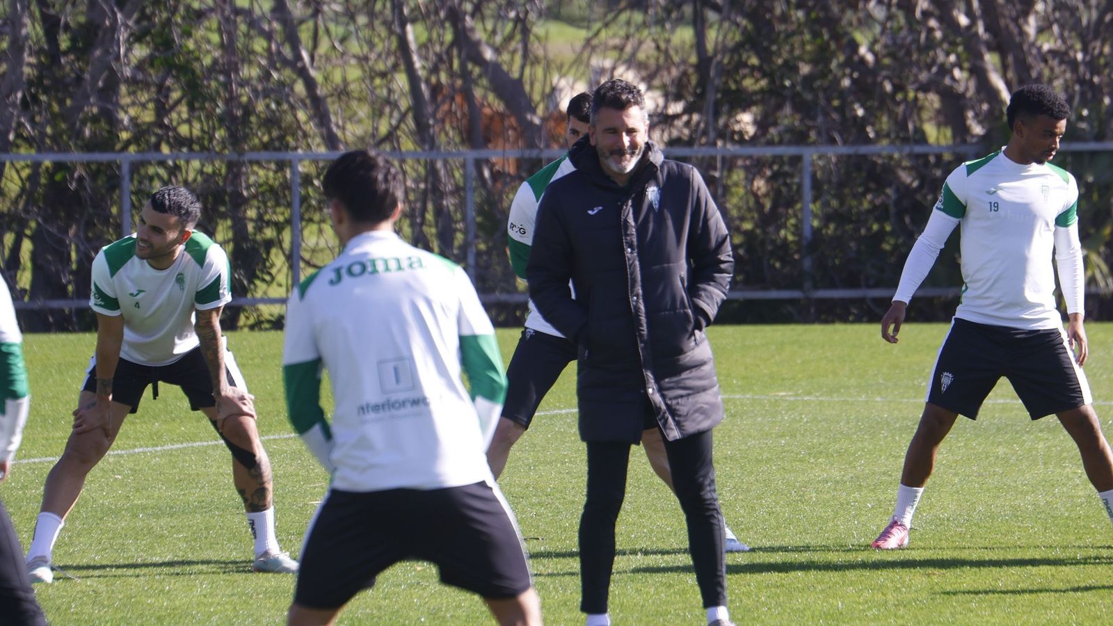 Iván Ania bromea con sus jugadores en un entrenamiento del Córdoba CF.