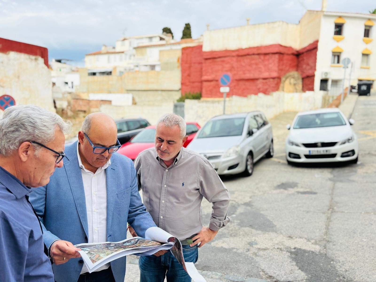 En el centro de la imagen se encuentra Jesús Lupiáñez, alcalde de Vélez-Málaga, observando los planos de las viviendas VPO. En el centro de la imagen se encuentra Jesús Lupiáñez, alcalde de Vélez-Málaga, observando los planos de las viviendas VPO.