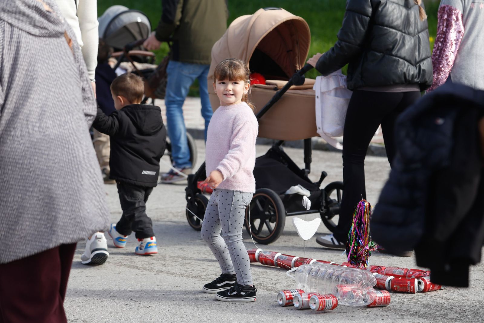 Búscate en las fotos del arrastre de latas 2026 en Los Barrios