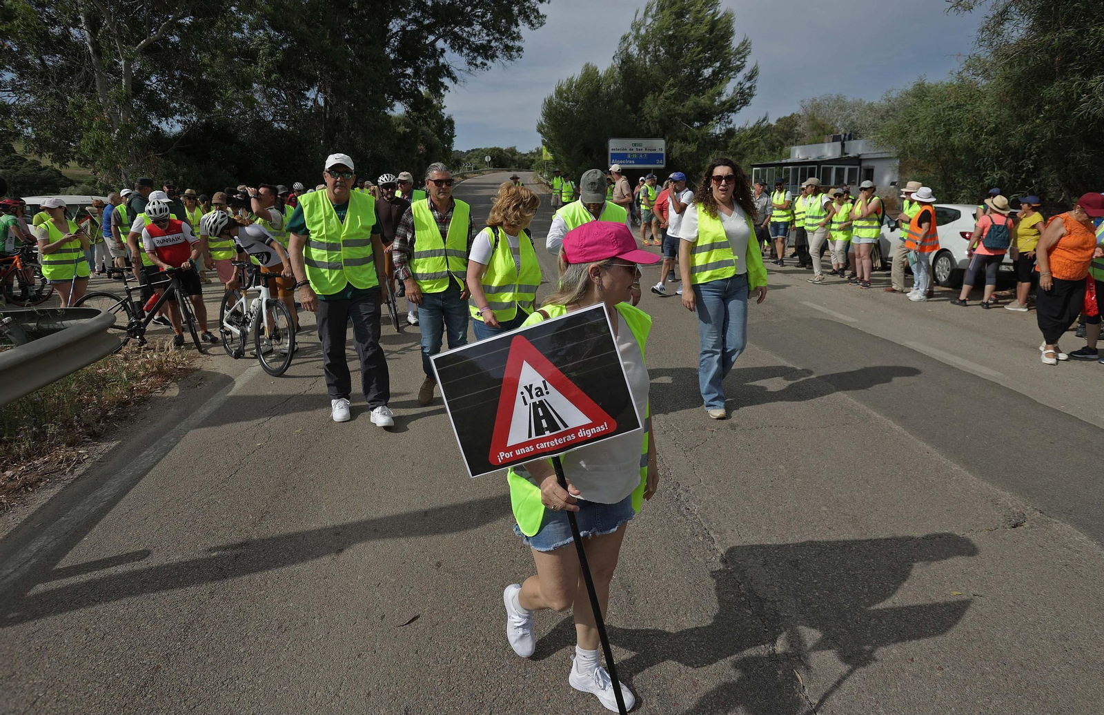 Fotos de la concentración por el mal estado de la carretera A-405 en Jimena