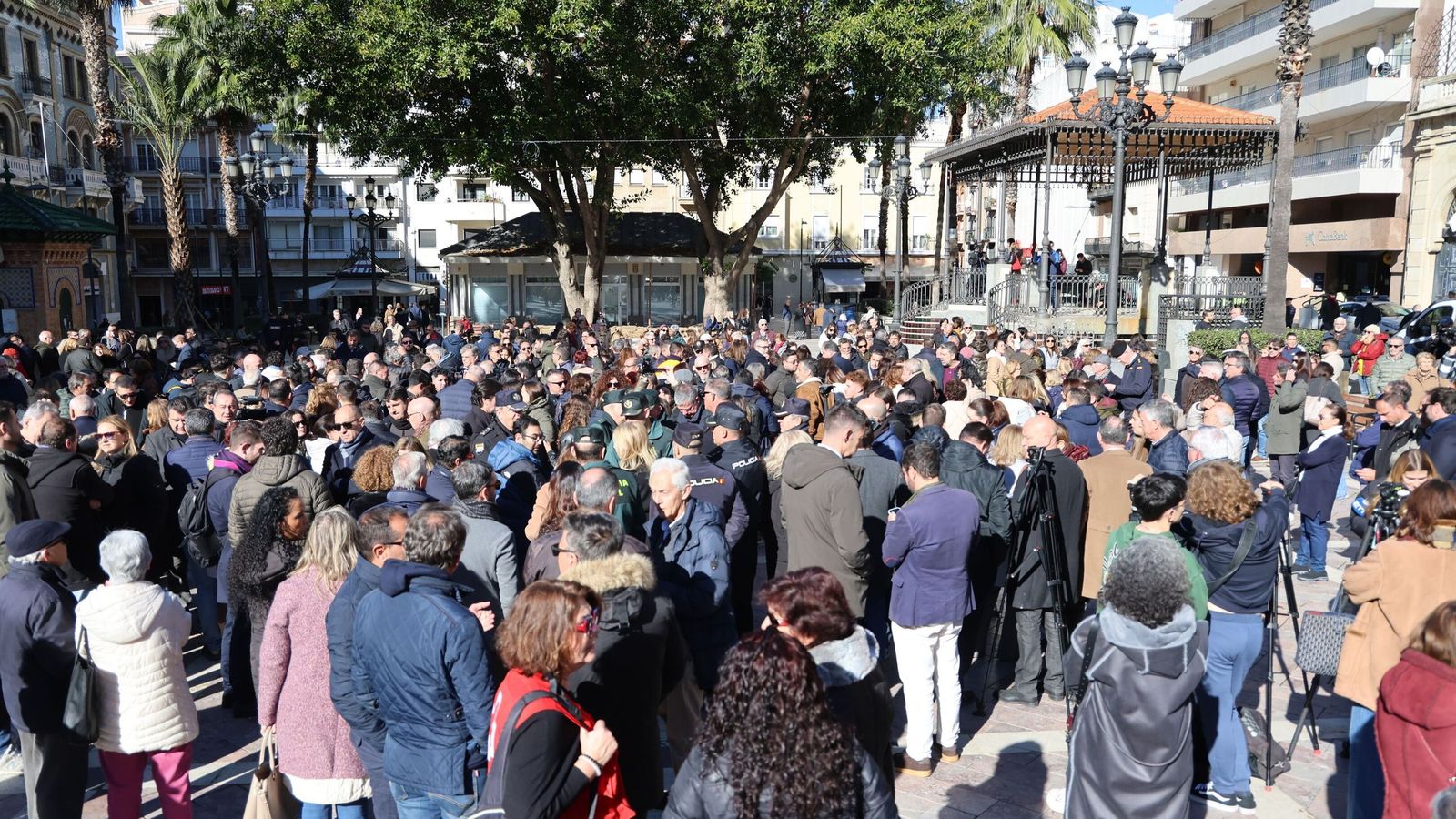 Concentración silenciosa multitudinaria en la Plaza de las Monjas el lunes pasado.