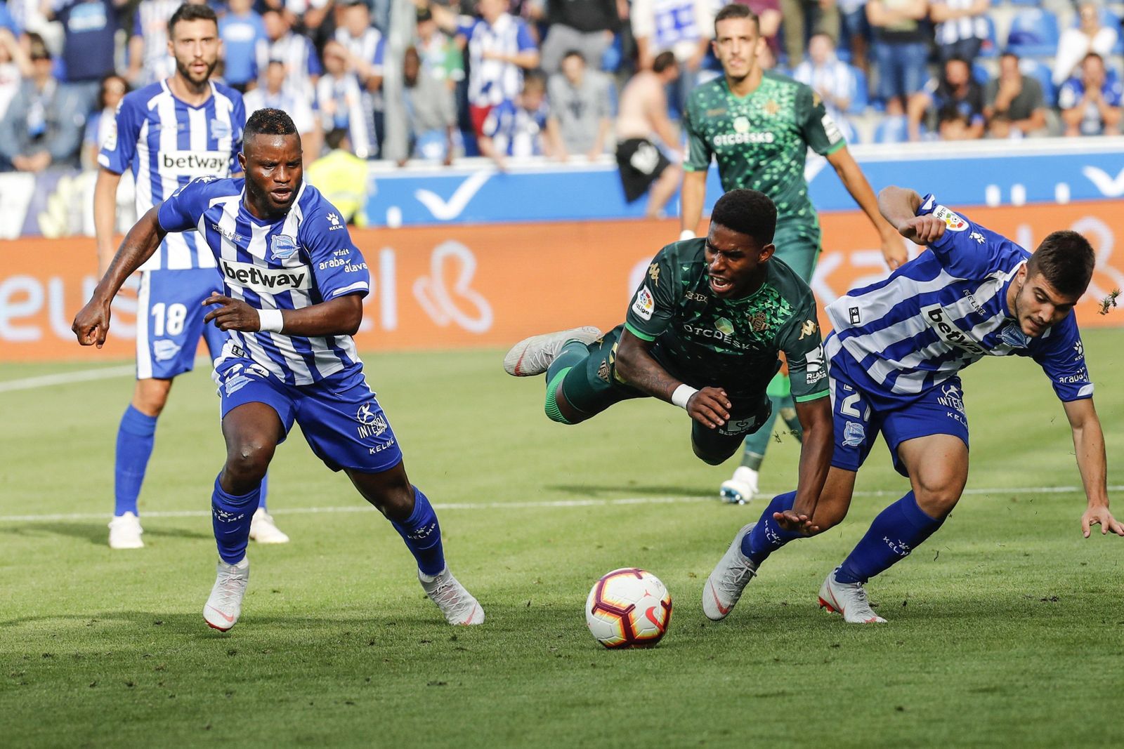 Junior Firpo cae tras una entrada de un rival.