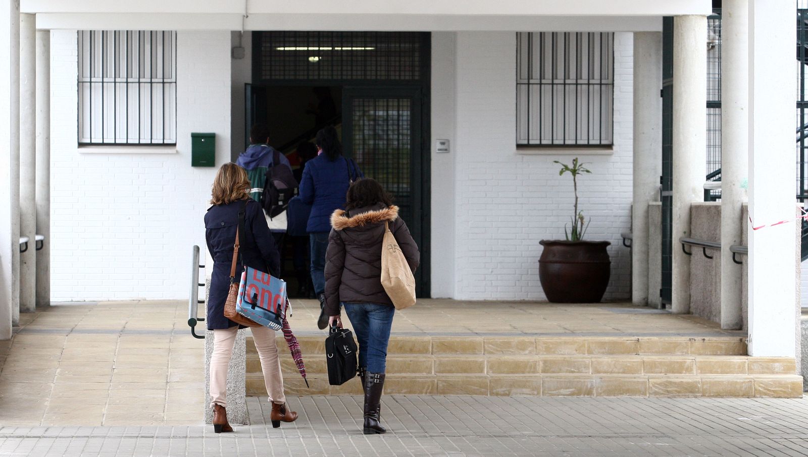 Alumnas accediendo a la Escuela de Idiomas.