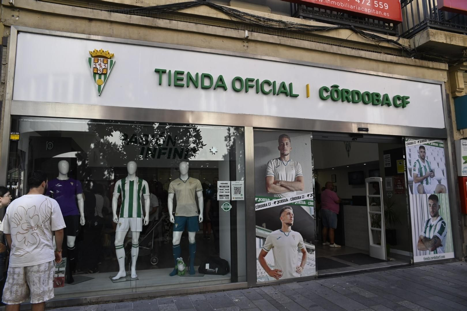 Las mejores imágenes de la venta de las nuevas camisetas del Córdoba CF