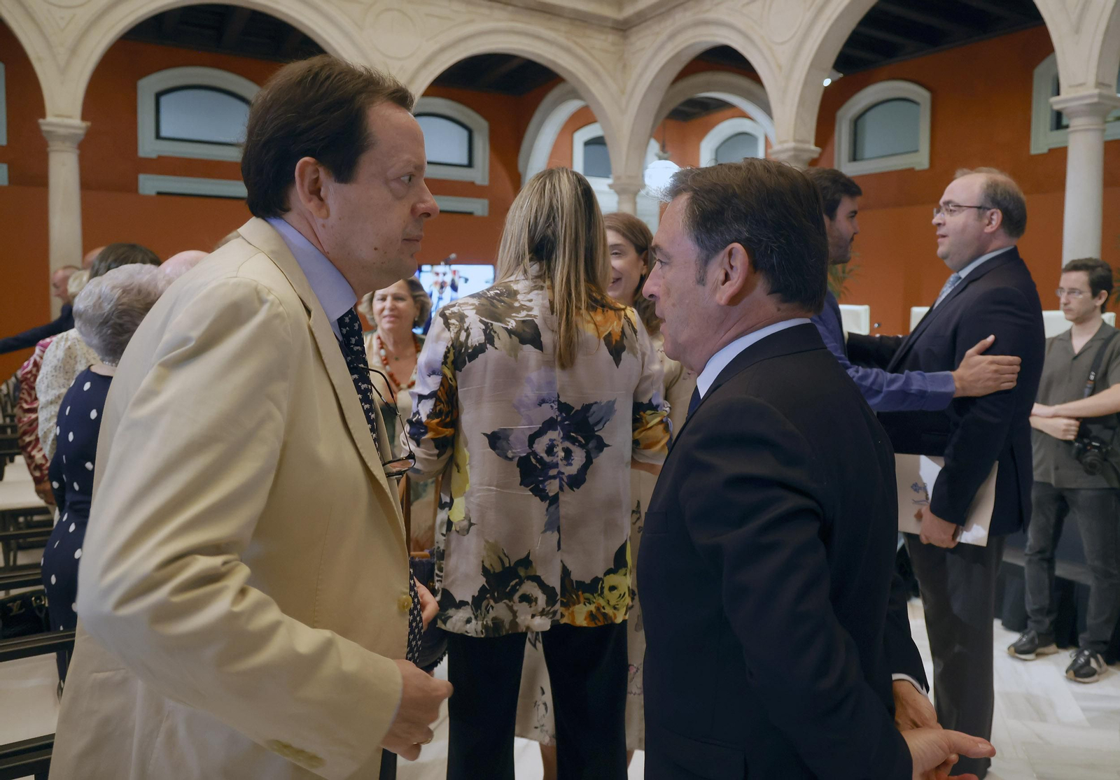 Presentación del libro  'Juan Robles, la sonrisa del tabernero' de Carlos Navarro, todas las imágenes