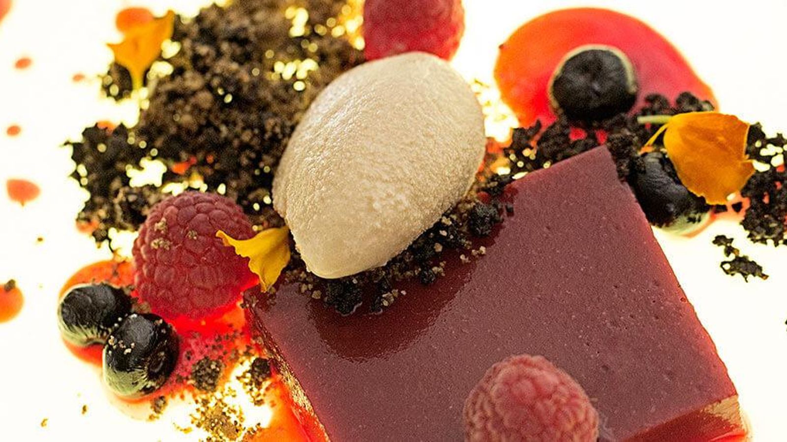 El chef Javier Moreno dirige con mano firma y combinaciones arriesgadas la cocina de Arbequina