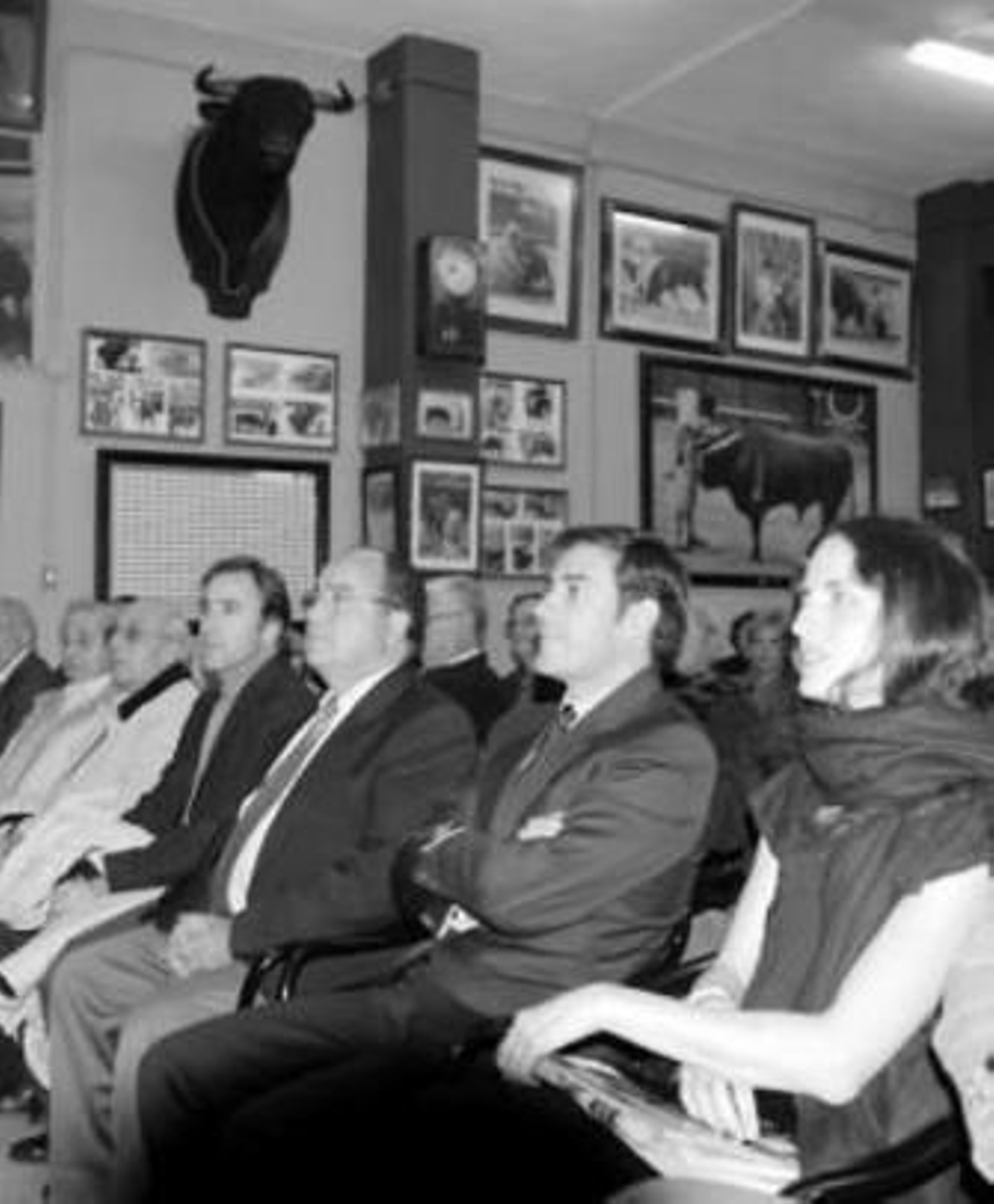 Miguel Báez recibe de manos de Pepe Castilla, presidente de la Tertulia, la insignia de oro de la entidad
