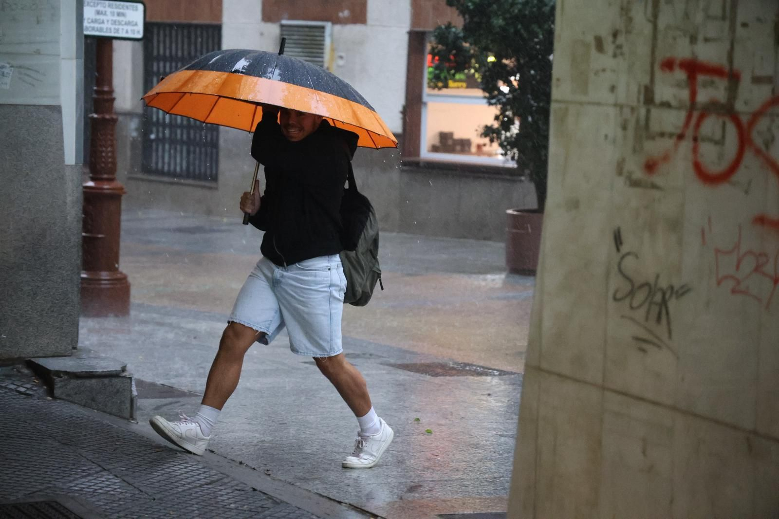 Las mejores imágenes del paso del fuerte temporal de lluvias, tormenta y rachas de viento por Huelva capital este miércoles