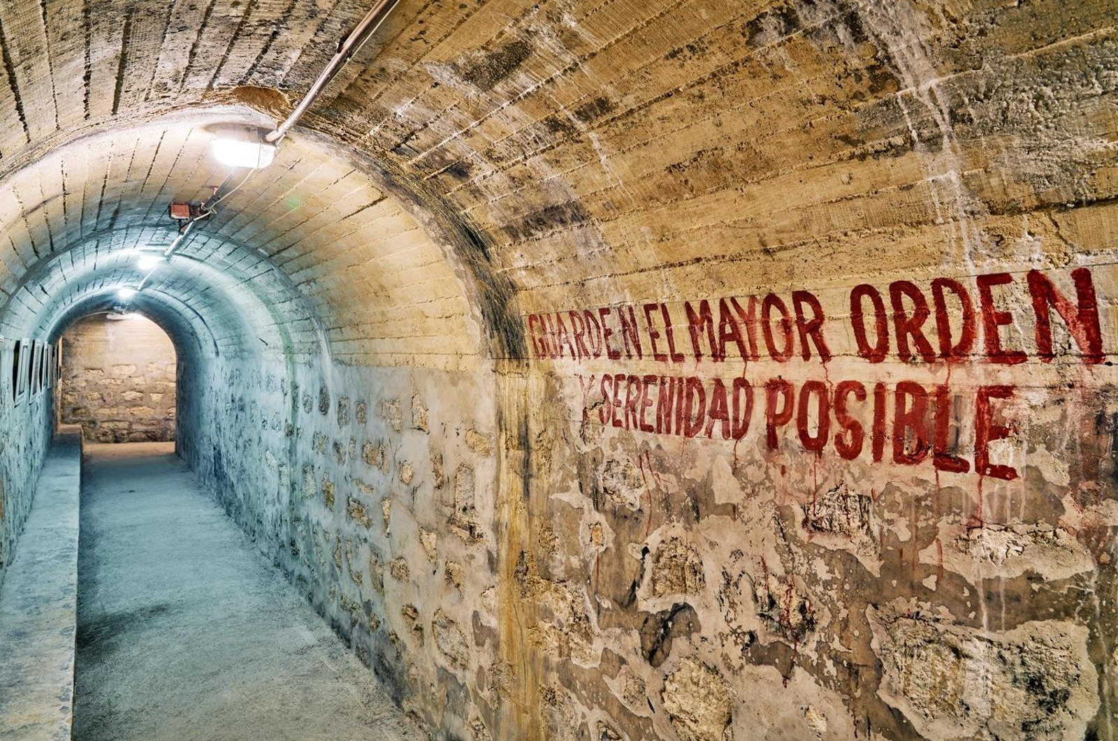 El Refugio Antiaéreo de la Plaza de Santiago es una de las paradas de esta ruta llena de misterio.