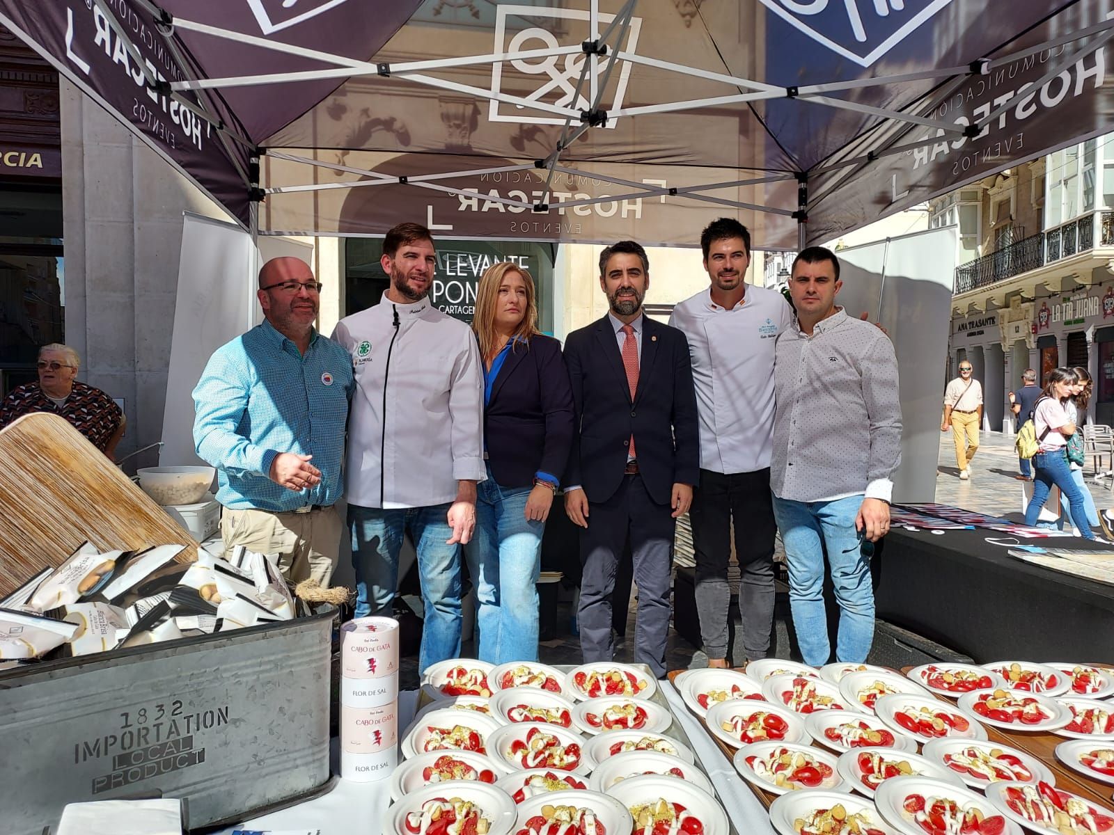 El chef almeriense, Patricio Úbeda, junto a los diferentes autoridades institucionales durante el evento.