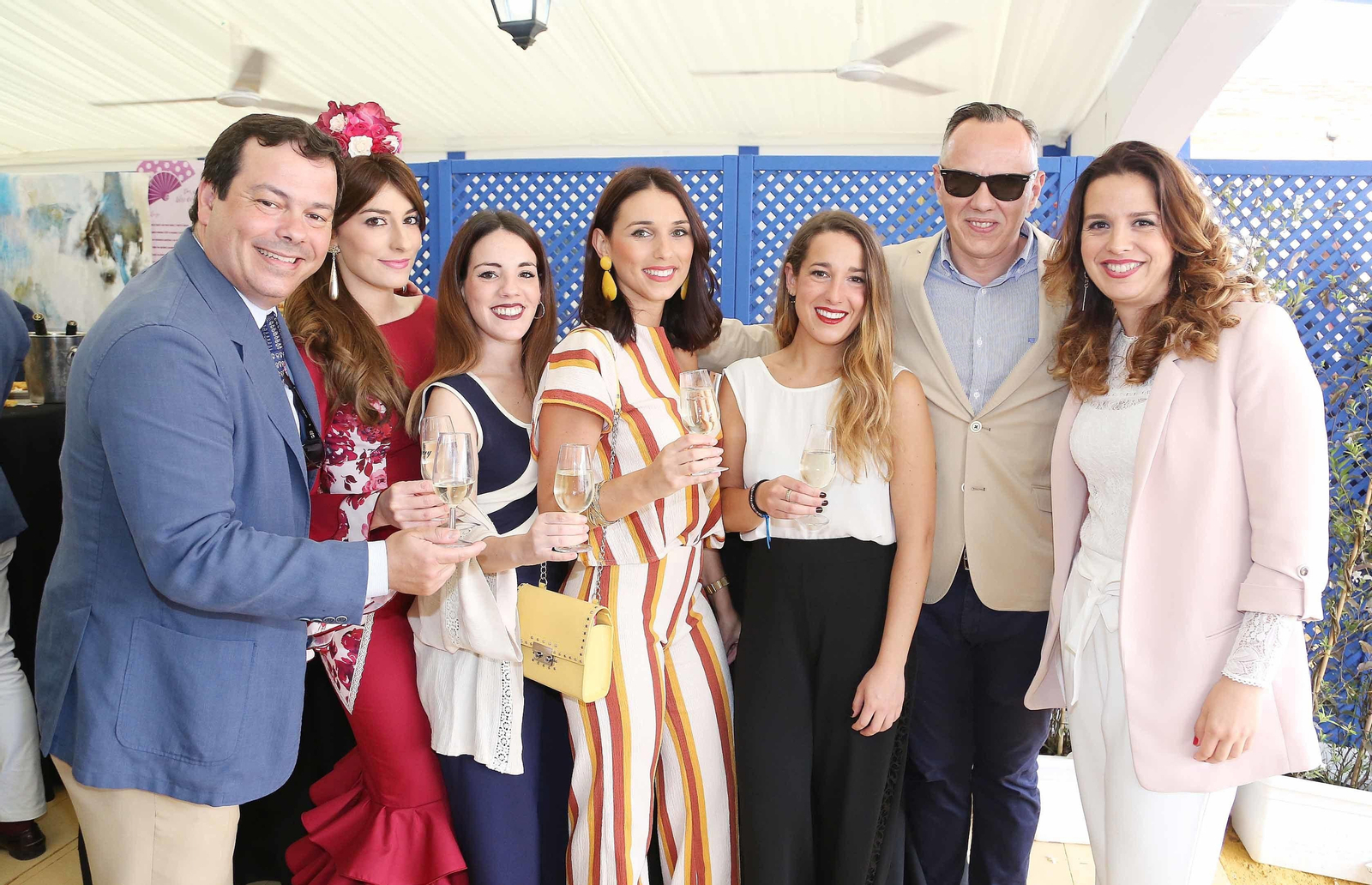 Manuel María González, Marta González, Yahaira Núñez, Carolina Caravaca, Raquel Ladrón de Guevara y Carlos Grosso, de Dental Center Jerez, con Marisa López.