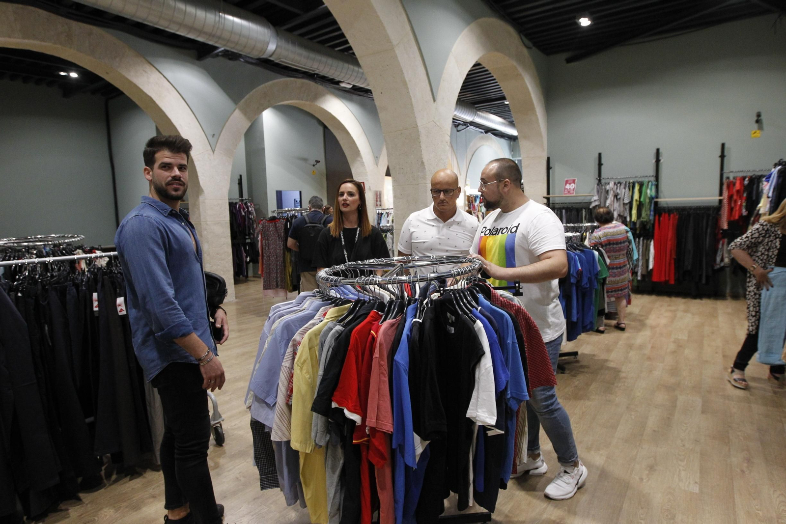 Fotogalería influencers en tienda Koopera Store Caritas Almería