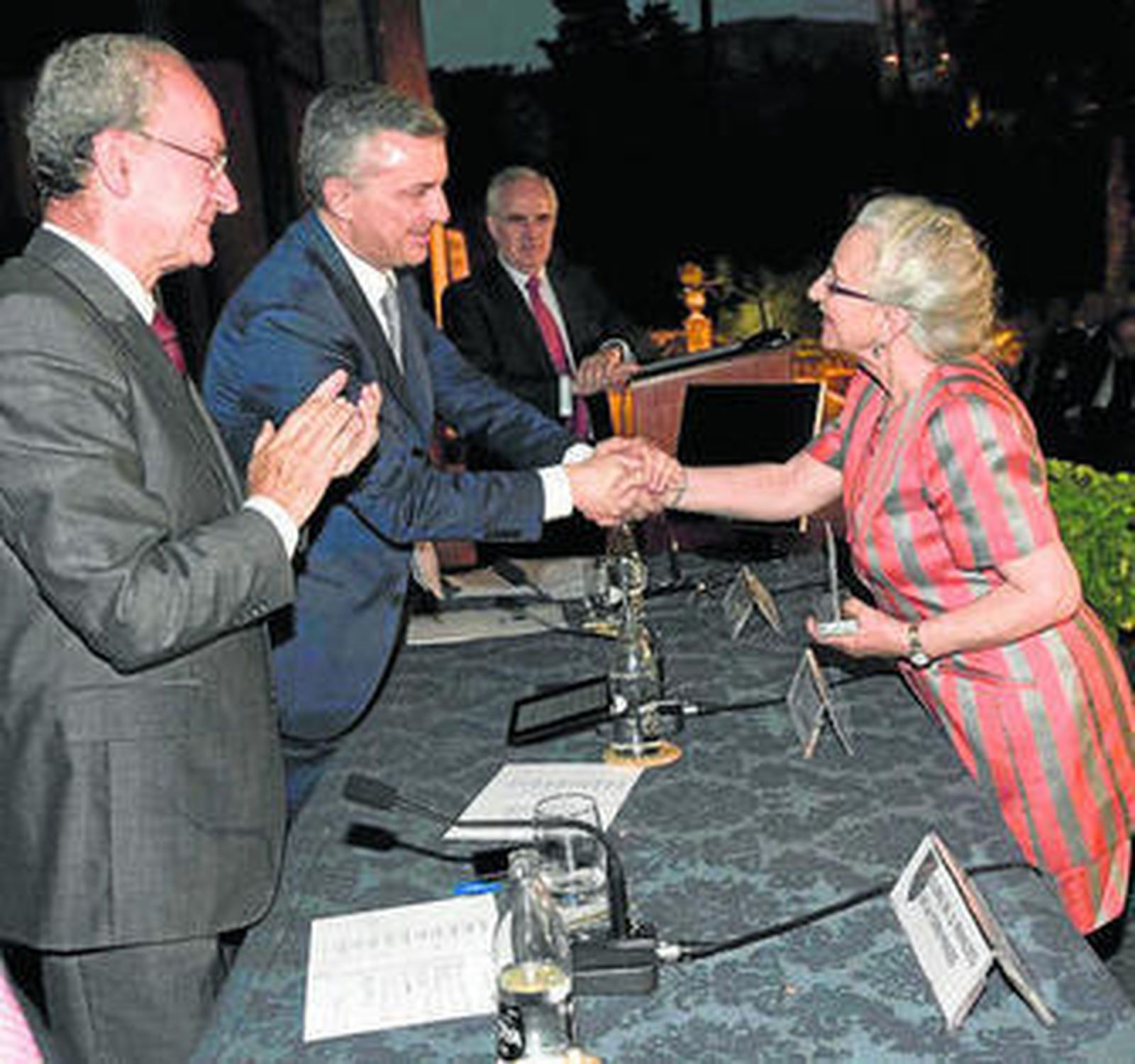 María Angustias Contreras, de Industrias Kolmer, recibe el prremio.