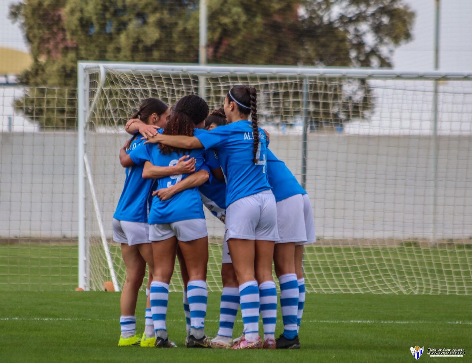 Las jugadoras del Sporting celebran un gol este domingo.