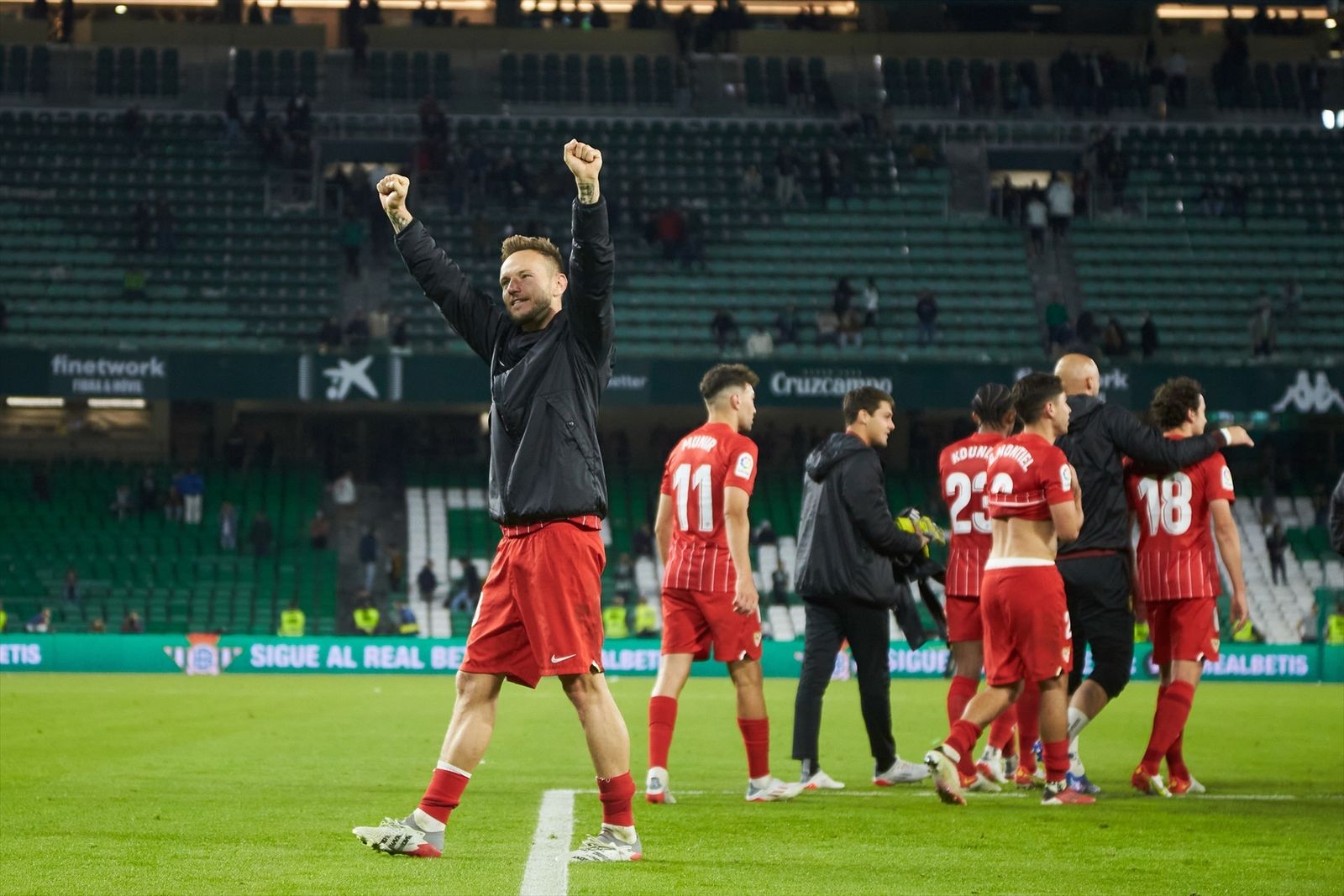 Rakitic saluda a la afición del Sevilla en el derbi de 2021 en el Benito Villamarín