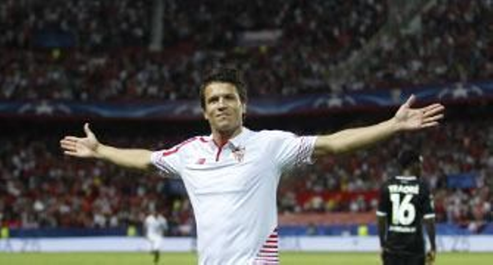 Konoplyanka celebra su primer gol en el Sánchez-Pizjuán, que aparece lleno. / Juan Carlos Muñoz