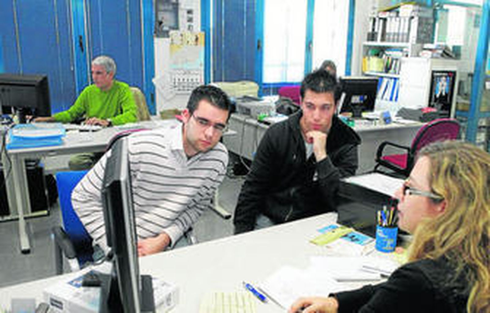 Dos alumnos en el Servicio de Empleo de la Universidad de Almería.