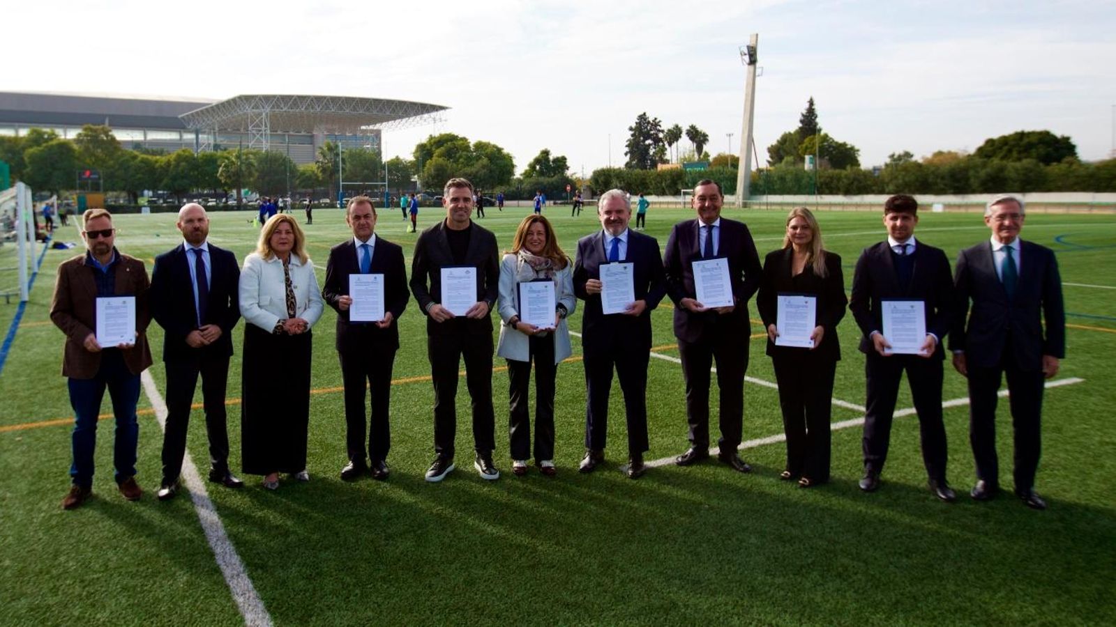María del Carmen Castillo firmó este convenio con representantes del fútbol autonómico.