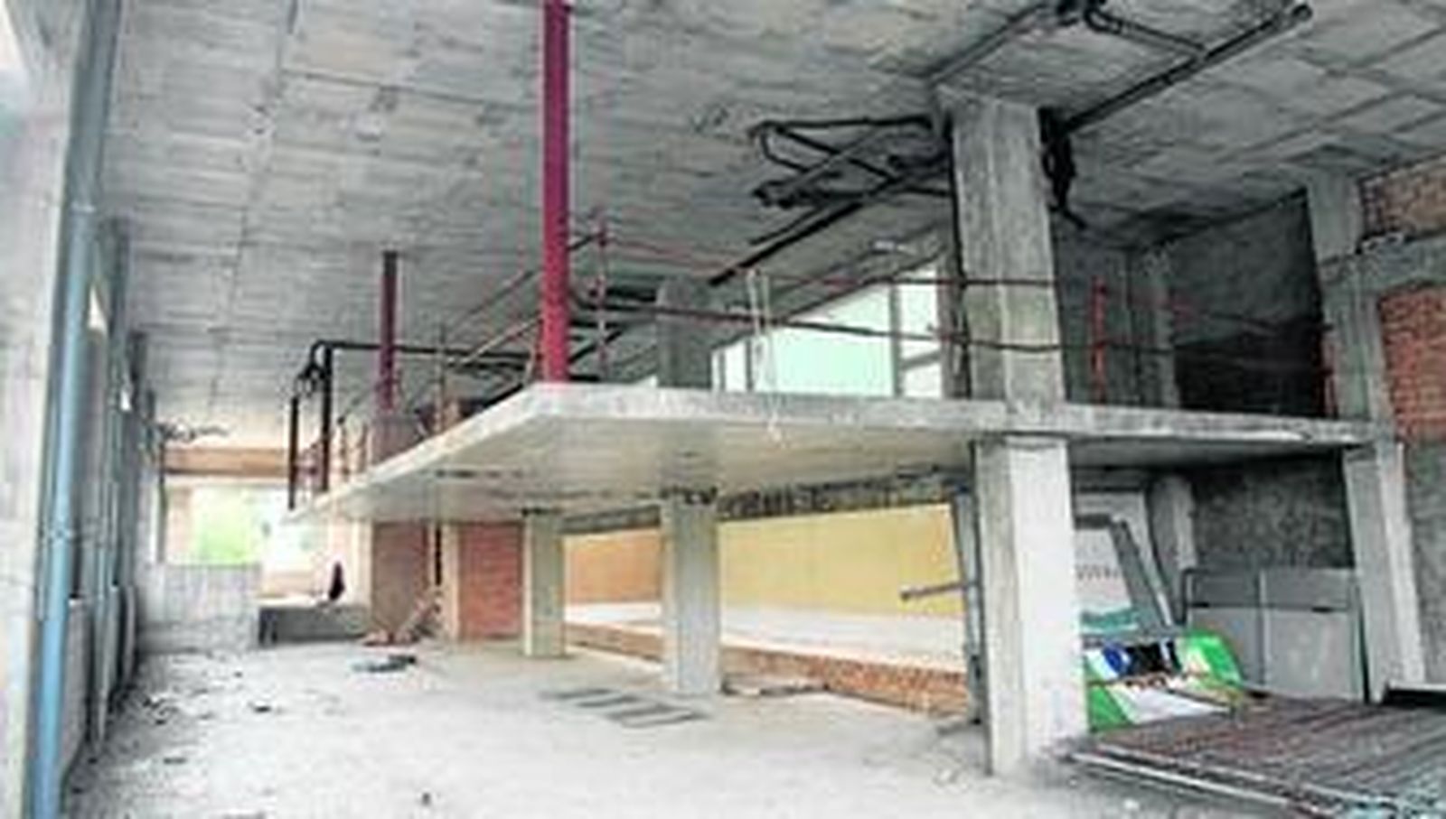 Imagen de la parte del edificio que se encuentra sin terminar y donde se ha visto a personas pernoctando.